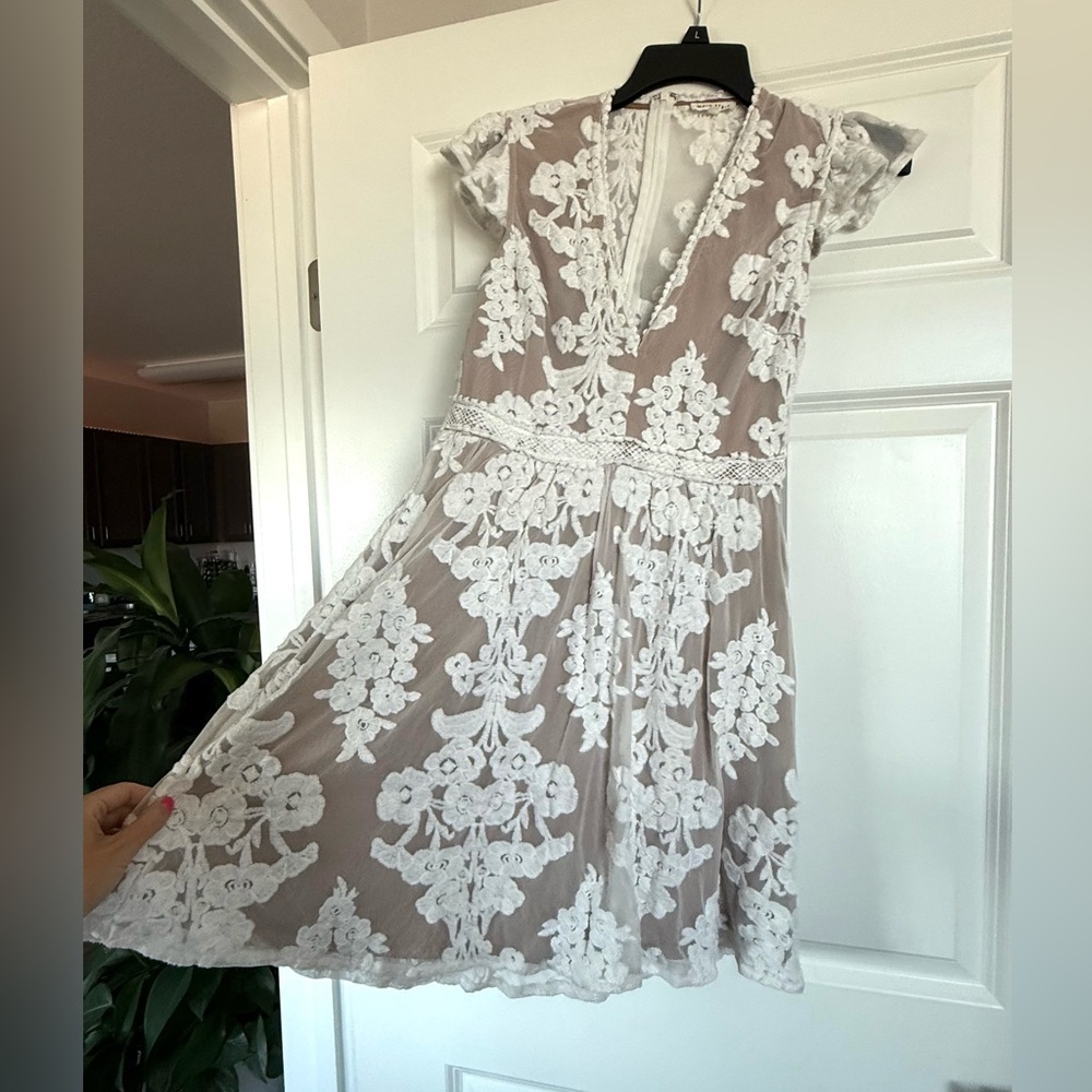 Main Strip White Lace dress